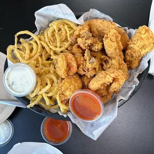 Seafood platter with onion rings