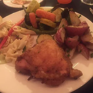 Buffet dinner: fried chicken, pasta salad, roasted potatoes, veggies and fresh baked bread. REALLY good.