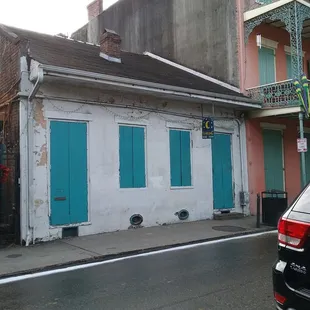 Building front, not open yet for the day