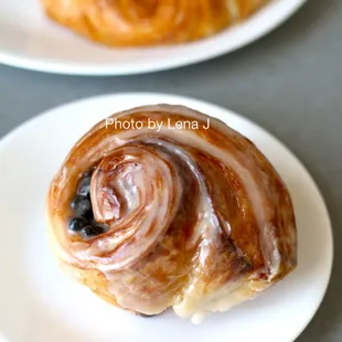 Cinnamon Raisin Roll ($4.50) - it was dry, and the glaze was way too sweet