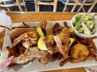 Lucky's Sports Bar & Grill