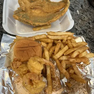 Wings &amp; shrimp combo, Cajun ranch sauce on wings. Half bone in fish.