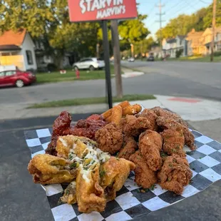 chicken wings and fried chicken, fried chicken wings, chicken wings, poultry, food, bbq wings, bbq chicken, fried chicken, chicken