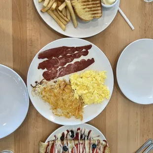 a plate of breakfast food