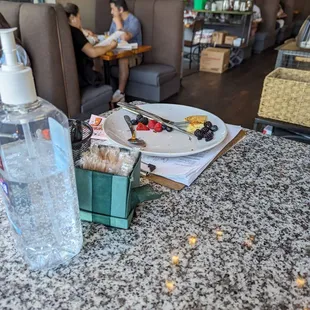 Dirty plate sitting at the Greeting area? No Bueno