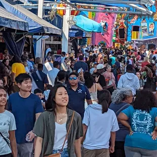 You know what I love about the fair? so many people and all of them smiling. Well, almost all.