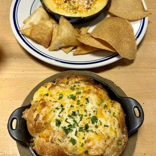 Queso fundido + monkey bread