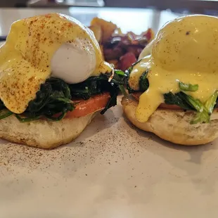 Tomato spinach Benedict