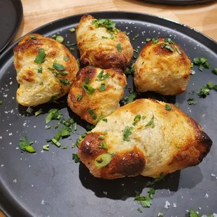 Garlic knots that aren&apos;t served with a sauce which seems odd.