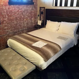 Queen size bed.