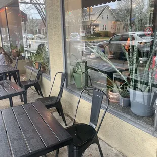 the outside of a coffee shop