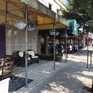 the outside of a coffee shop