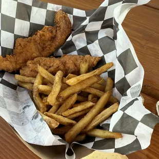 Kids chicken tender with fries
