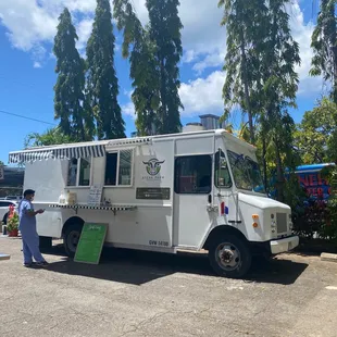 Food truck next to Khoi&apos;s