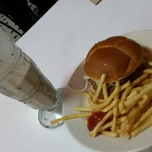 Jamaican Jerk burger and fries w fry and steakburger seasoning and wash it down with this delicious Nutella-banana shake. Yummy