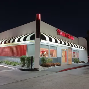  the outside of a restaurant