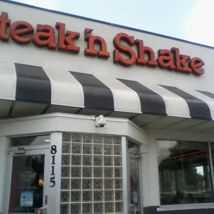 The outside of Steak &apos;n Shake