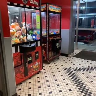  claw claw machines in a restaurant