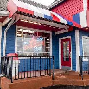 the outside of a restaurant