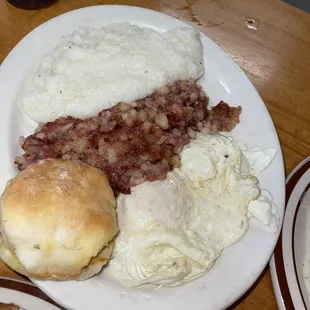 a plate of breakfast food