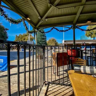a view of the outside of a restaurant