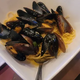 Mussels Dinappoli in spaghetti
