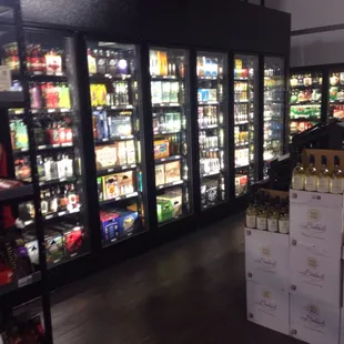 New liquor and craft beer located in the beautiful Bixby Knolls. Nice roomy and lots of choices