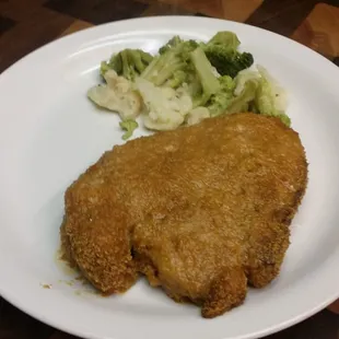 a plate of chicken and broccoli