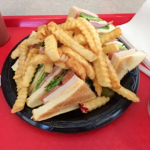 Club sandwich w fries