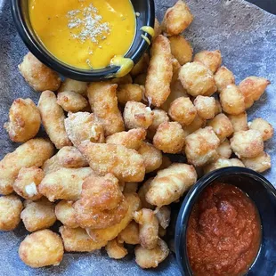 Cheese curds with cheese and marinara sauce