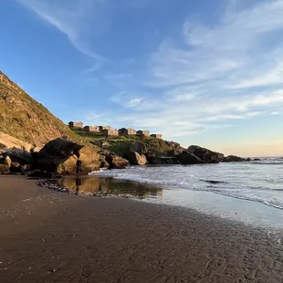 Steep ravine cabin overlooking the beach