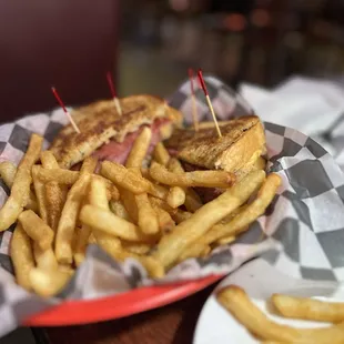 Pastrami sandwich w fries
