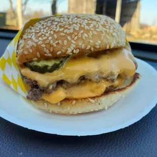 a cheeseburger on a paper plate