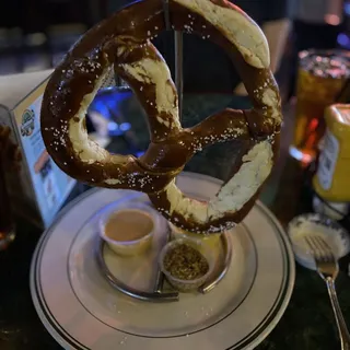 Hawthorne, Giant Pretzel