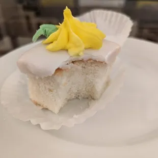 I didn't lick or peel the icing off these two sides. It was never there. I bit into it before I realized. MEH.