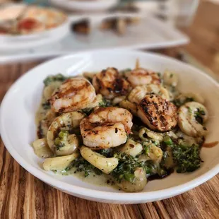 a plate of shrimp and broccoli