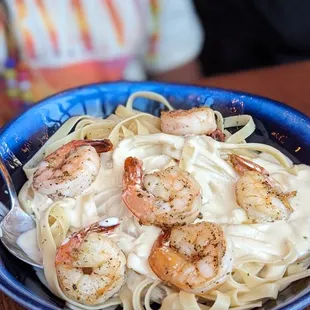 Fettuccine alfredo with shrimp