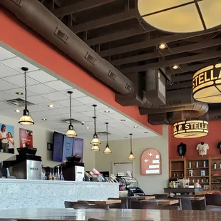 Large open space, great lighting. Good coffee.