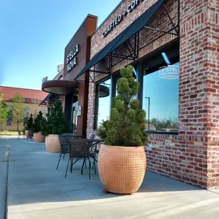 the outside of a coffee shop