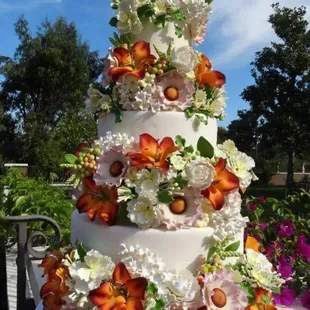 A lavish wedding cake for a beautiful couple