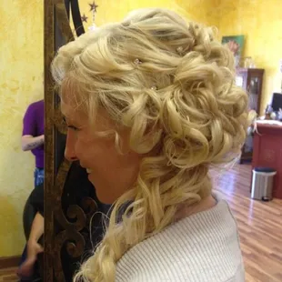 Book your wedding events and special occasion services at Stellar Styles!!