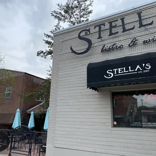 the outside of the restaurant