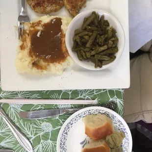 Meat loaf, mashed potatoes and green beans