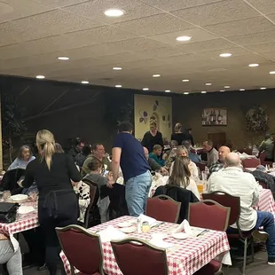 a crowded dining room