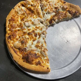 Small white chicken pizza