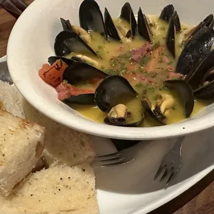 STEAMED PEI MUSSELS white wine, garlic, tomato, spicy capicola, scallions and lemon in a rich broth with toasted rustic garlic bread