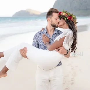 Honeymoon photo session in Oahu, Hawaii