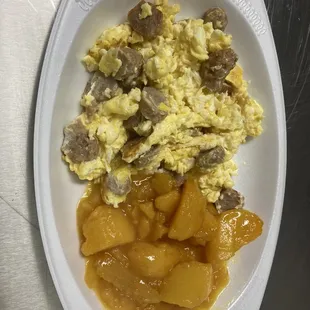 Revueltos con salchichas dentro y papas de la casa  Scrambled eggs with sausage mixed in and house potatoes