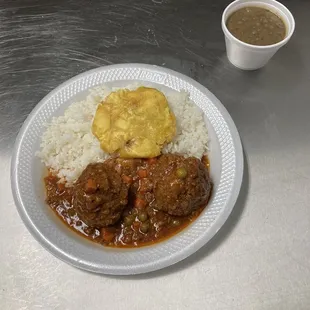 Only in specials: meatballs with rice lentils and toston Solo en los días de especial : albóndigas con arroz lentejas y toston