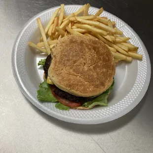 Cheeseburger with French fries Cheeseburger con papas fritas